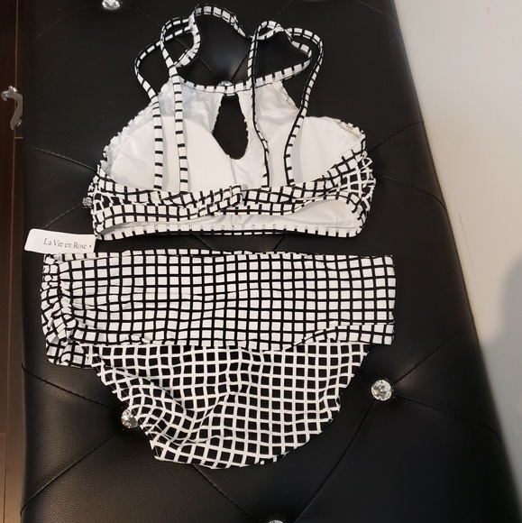 Gorgeous bikini. - Picture 3 of 4